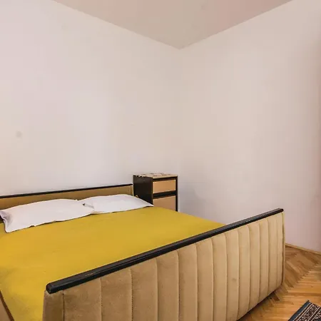 Apartment Beautiful In Starigrad Paklenica