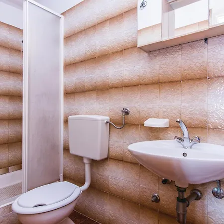 4 Bedroom Awesome In Appartamento