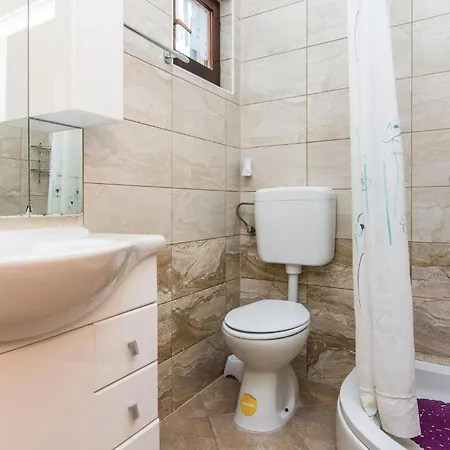 4 Bedroom Awesome In Appartamento Starigrad Paklenica