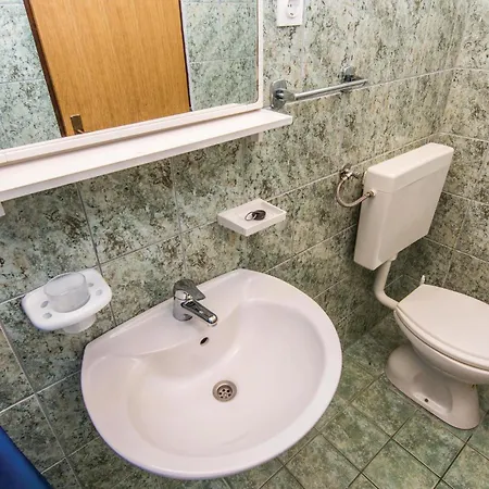 4 Bedroom Awesome In 公寓 *