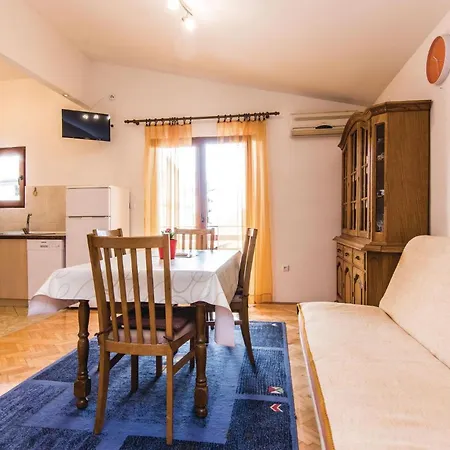 Appartamento 4 Bedroom Awesome In *