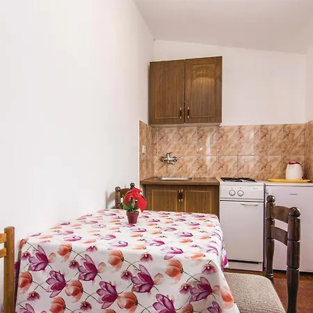 Appartamento 4 Bedroom Awesome In Starigrad Paklenica