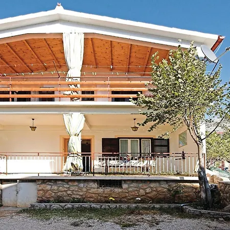 4 Bedroom Awesome In Appartamento Starigrad Paklenica