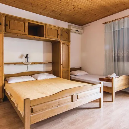4 Bedroom Awesome In Appartamento *